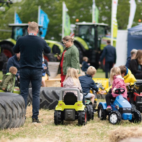 Gårdspladsen Maskiner ligger ved Indgang 9. 