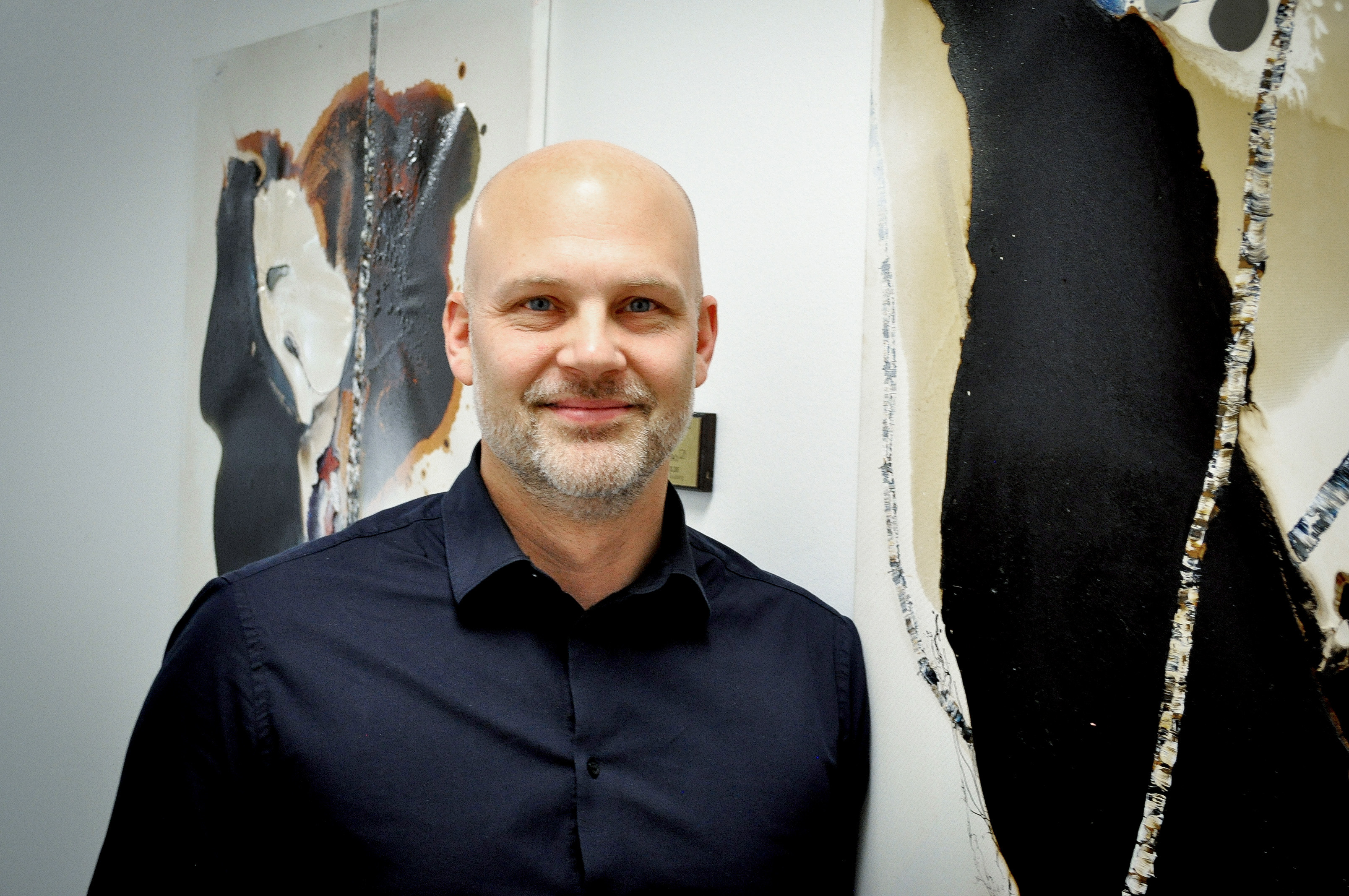 Gunnar Møller Guterud præsenterer her nogle af de udskæringer, som lander hos landets bedste restauranter. For Öxneholm handler det om detaljen – fra dyrets opvækst til det færdige håndværk i køleboksen. Foto: Ôxneholm